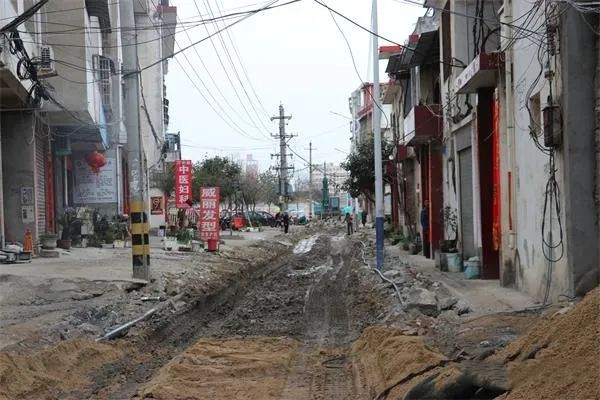 邓州市夏庄背街小巷改造不顾天雨路滑紧张施工
