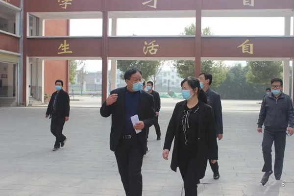  邓州市副市长刘红梅到解放商城学校检查疫情防控工作