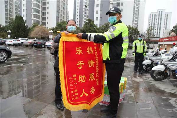 商丘交警雨中救助受伤老人 危急时刻显真情