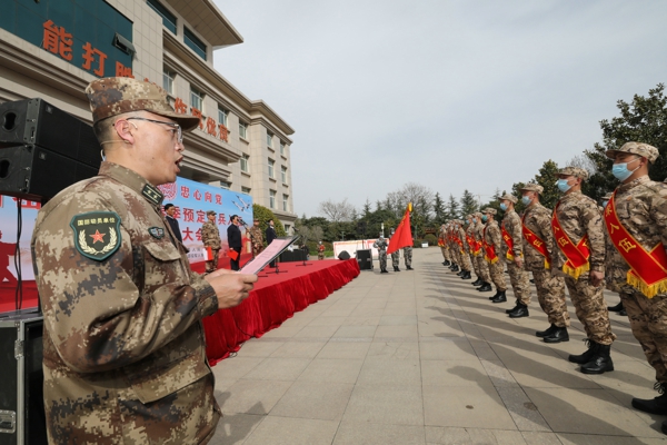 豫征虎兵 忠心向党 河南省新密市军地领导为入伍新兵颁授河南兵员品牌徽章激发强军兴武动力