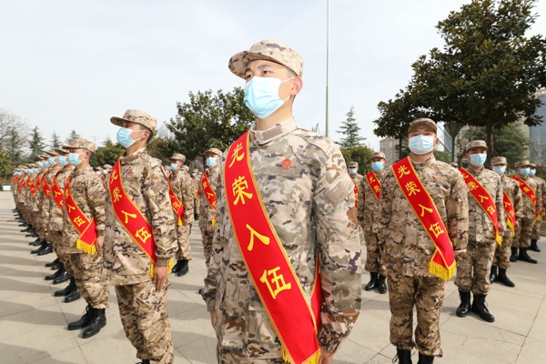 豫征虎兵 忠心向党 河南省新密市军地领导为入伍新兵颁授河南兵员品牌徽章激发强军兴武动力