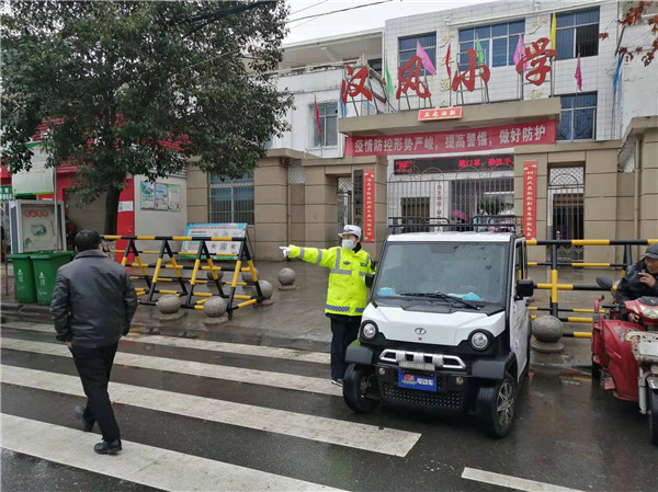 新野县公安局交警大队开展校园周边交通秩序整治行动