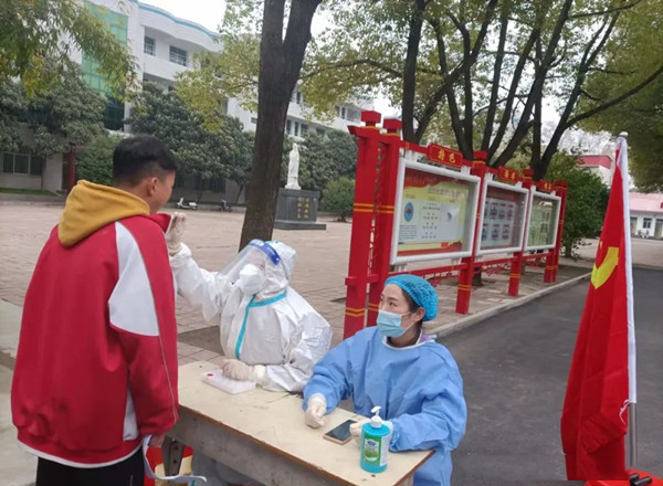 邓州市第二人民医院核酸采集进校园 守护师生健康防线