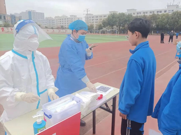 邓州市第二人民医院核酸采集进校园 守护师生健康防线