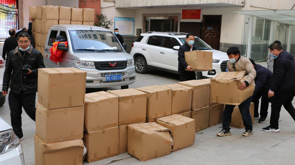 邓州市商务局携手爱心企业：捐赠100箱艾条助防疫