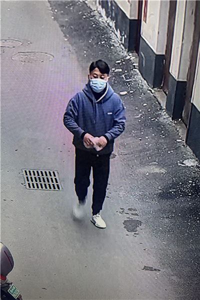 郑州一快递员在公安局门口顺手偷走电动车，以为这里最“安全”