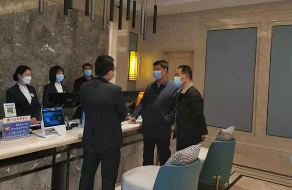 邓州市领导暗访督导宾馆酒店疫情防控工作