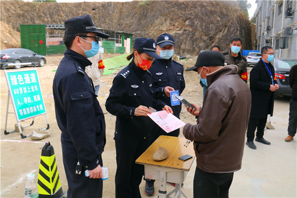 南召县法院：干警变身“志愿红”  助力全员核酸检测
