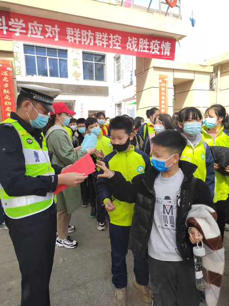 新野交警交通安全宣传进校园