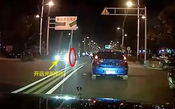 机动车滥用远光灯危害大 依法治理滥用远光灯行为刻不容缓