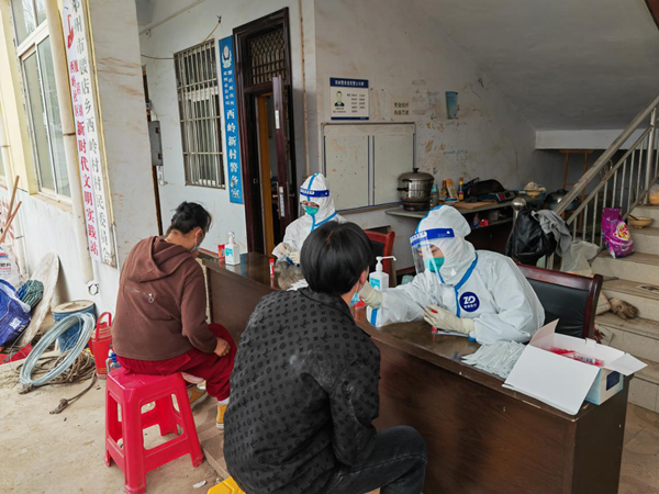 邓州市妇幼保健院医护人员下乡进村开展核酸采样