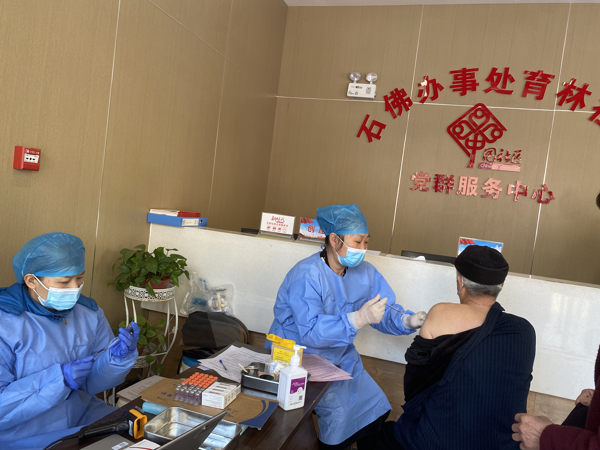 郑州高新区石佛办事处育林社区开展疫苗接种便民服务工作