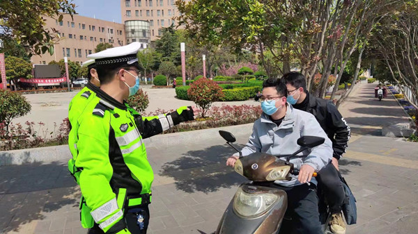邓州交警大队：交通安全宣传进社区