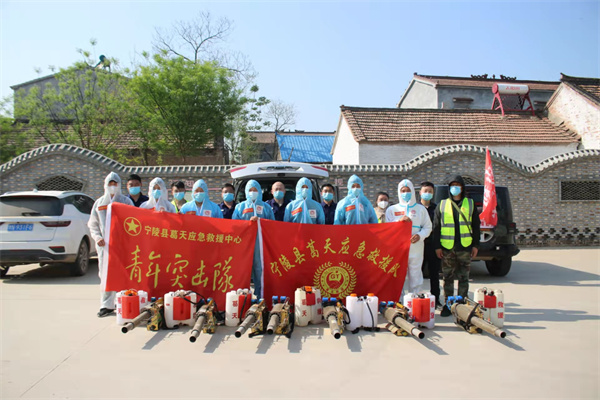 共青团宁陵县委组织青年志愿者开展疫情防控消杀