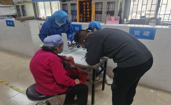 郑州高新区石佛办事处西湖春天社区联合红色物业助力老年人疫苗接种