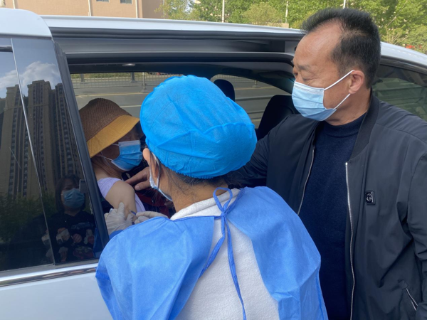 郑州高新区石佛办事处育林社区第一书记助力新冠疫苗接种工作