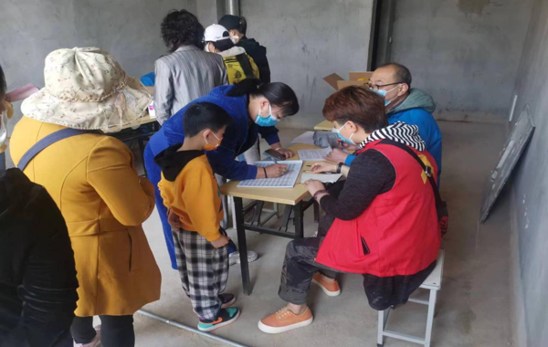 郑州高新区石佛办事处陈庄村全力开展60岁以上老人接种新冠疫苗工作