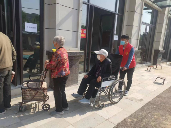 郑州高新区石佛办事处陈庄村全力开展60岁以上老人接种新冠疫苗工作