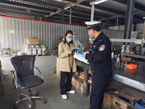 邓州交警：安全宣传进企业 优化营商好环境