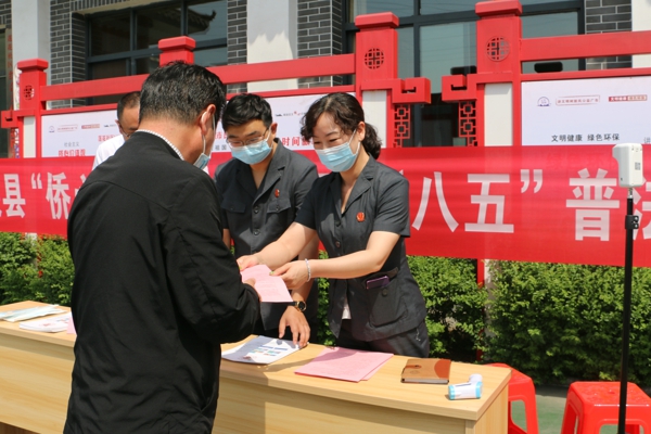 西峡县法院：普法宣传护侨益