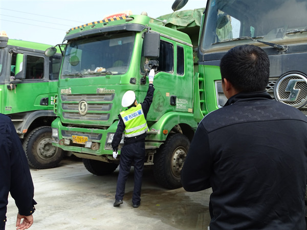 “五一”期间邓州交警不“打烊”