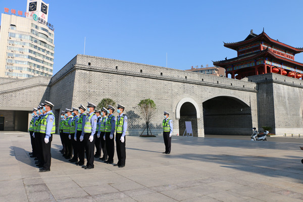 邓州交警强化交通指挥手势训练