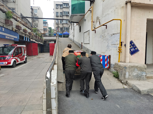 女子批发了一车水果却到不了家，郑州巡防协力推上斜坡