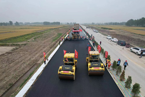 河南省上罗高速工程沥青试验段率先在中铁十局上罗高速项目顺利铺筑
