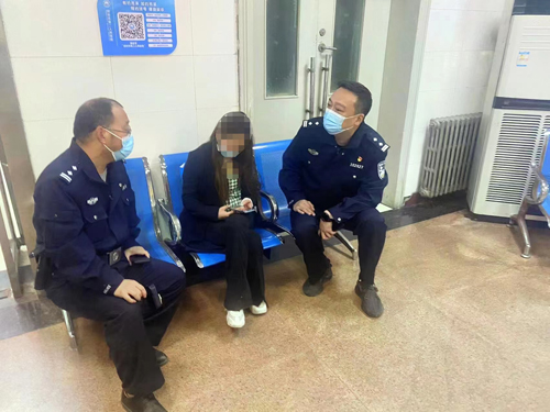 郑州一女子因压力过大割腕轻生，民警展开深夜营救