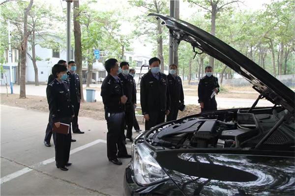 商丘市公安局党委委员、交警支队长贾洪亮到车管所检查指导工作
