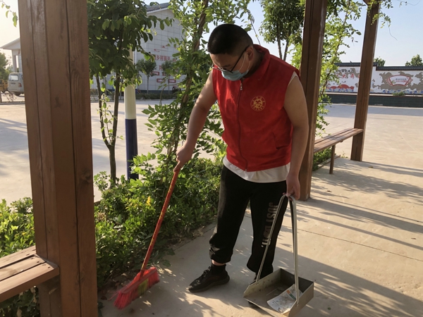 杞县高阳镇团城村志愿服务队开展“清洁家园·美化环境”志愿服务活动