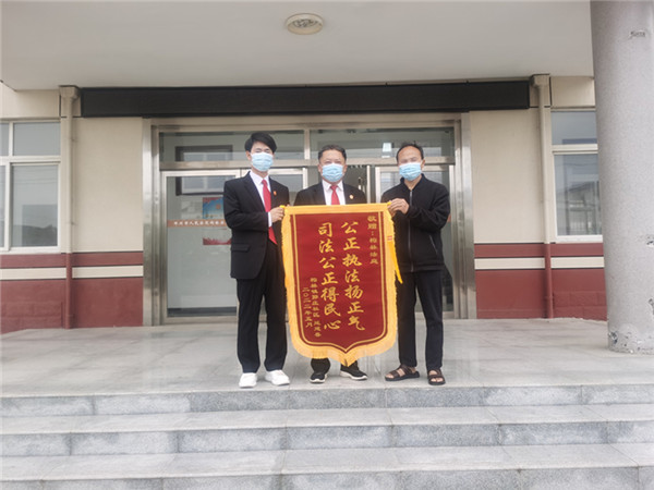 邓州市法院：因盖上新房 老延为法官送来了锦旗