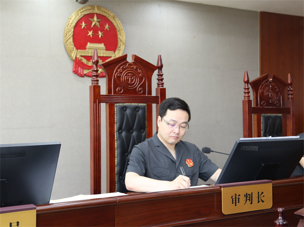 淅川县法院院长白云：主审行政诉讼 引入协调化解机制 促成原告当庭撤诉
