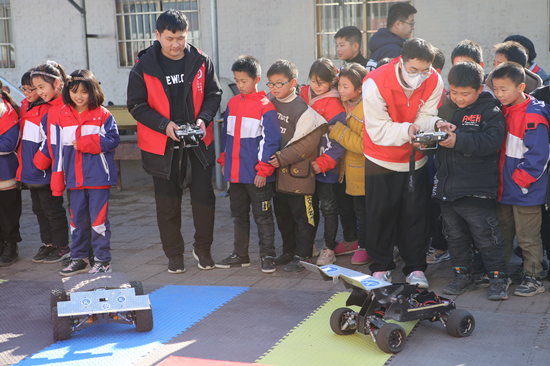 郑州畅梦智能科技有限公司赴睢县开展科技教育进校园机器人创新作品展示活动