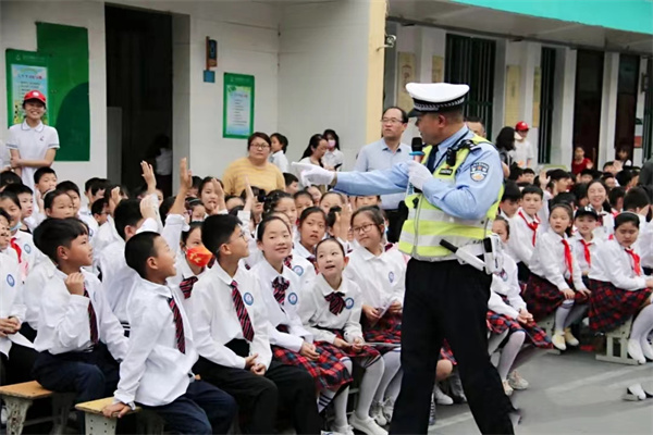 社旗县公安局：庆“六一” 送安全 交警宣传进校园