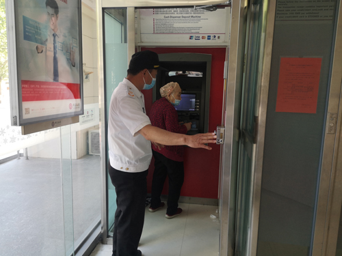郑州一八旬老太太想到银行取钱，寻求巡防队员帮忙
