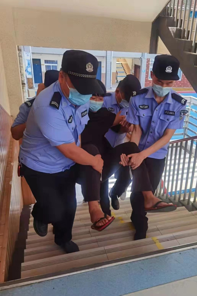 郑州一“大块头”考生腿部受伤，4名民警帮忙抬上4楼进考场