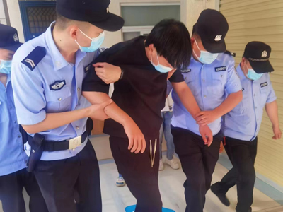 郑州一“大块头”考生腿部受伤，4名民警帮忙抬上4楼进考场