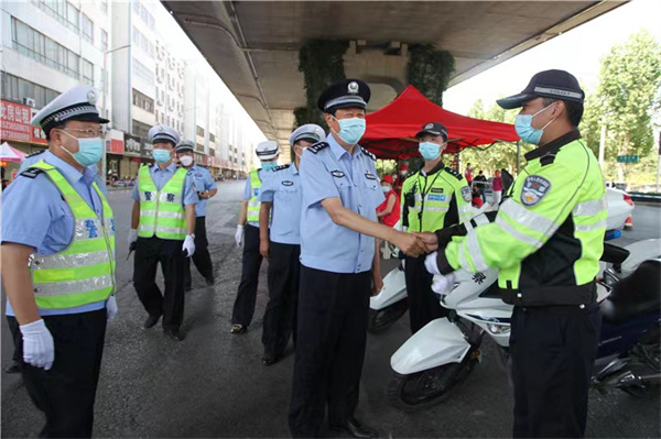 高考第一天，商丘交警全力为考生保驾护航