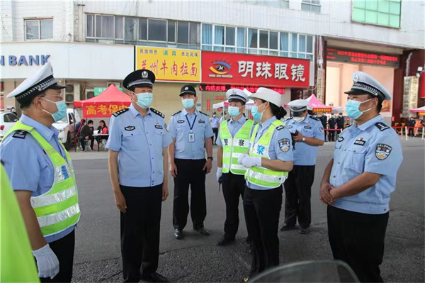 高考第一天，商丘交警全力为考生保驾护航