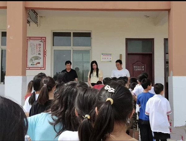 邓州市牛营小学举办“珍爱生命，预防溺水”安全教育签名活动