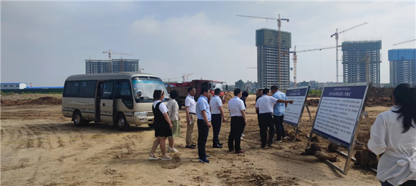 唐河县滨河街道组织人大代表视察谢庄征地拆迁工作