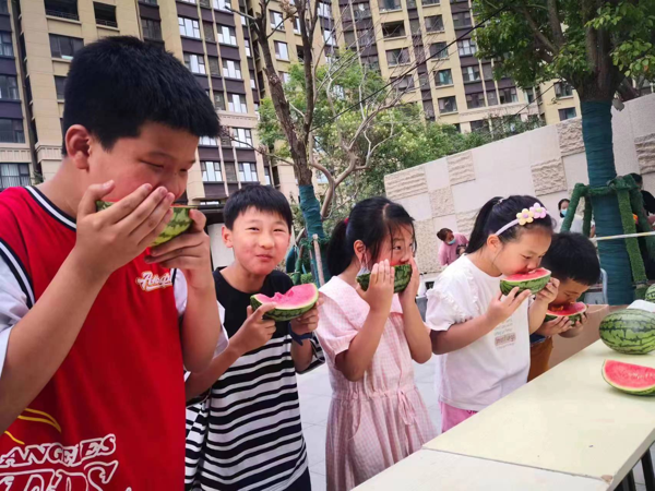 郑州高新区石佛办事处育林社区举办“厉害了 吃瓜群众”趣味吃瓜比赛活动