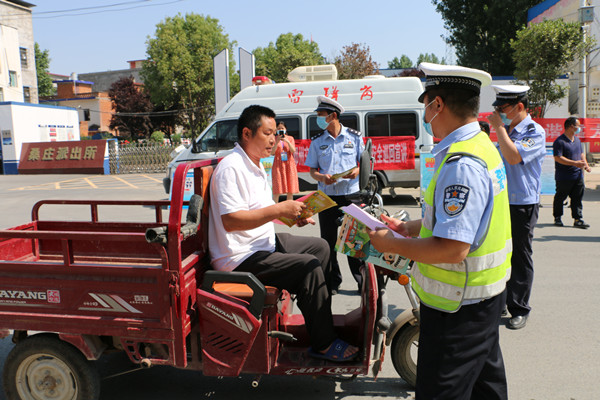 邓州市交警大队“一盔一带”宣传忙