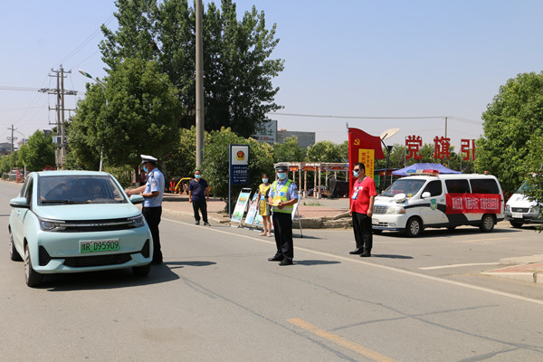 邓州市交警大队“一盔一带”宣传忙