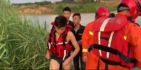 邓州市消防大队：十分钟救出两名落水少年 