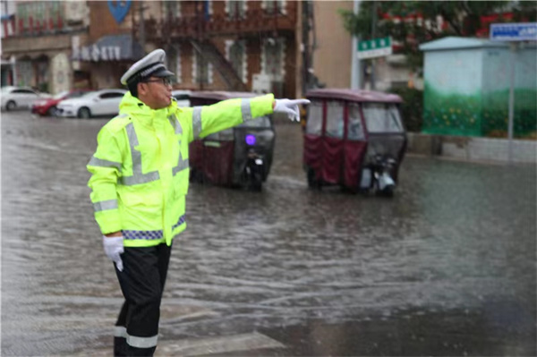 商丘交警雨中坚守“高峰岗”保障道路安全畅通