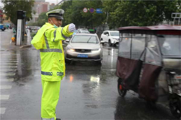 商丘交警雨中坚守“高峰岗”保障道路安全畅通