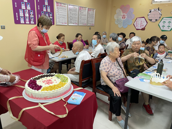 郑州高新区石佛办事处红河瀛园社区开展为6月份老年人集体过生日活动