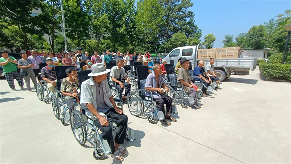 县慈善总会县残联举行“轮椅助行”轮椅发放仪式